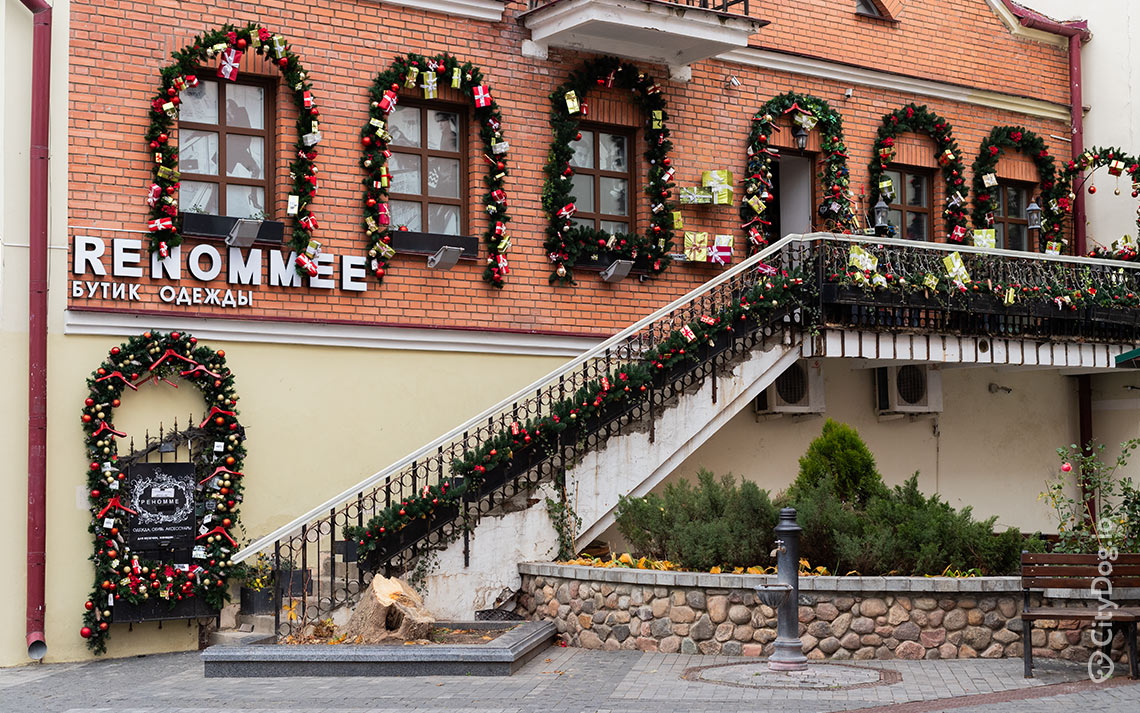Магазин Renommee на Комсомольской: новогоднее украшение.